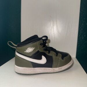 Nike Kids High-Top Sneaker in Olive Green, Black & White